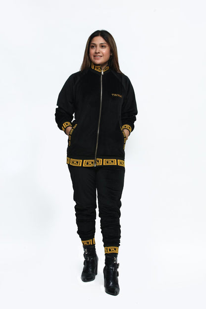 Classic Oblee Tracksuit Gold Black – Stylish black and gold tracksuit combining luxury with sporty comfort.
