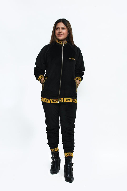 Classic Oblee Tracksuit Gold Black – Stylish black and gold tracksuit combining luxury with sporty comfort.